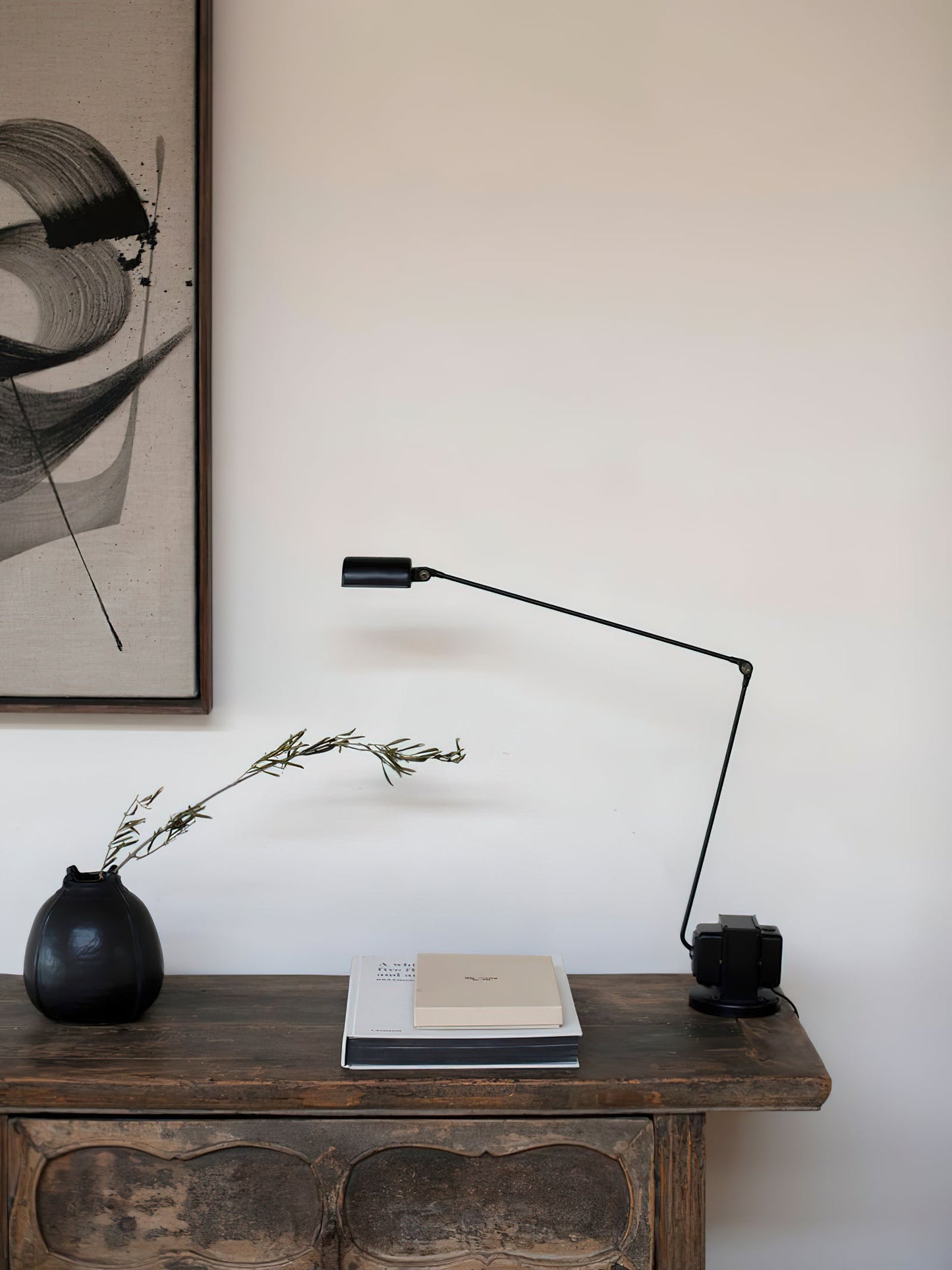 Stolní lampa s otočným difuzérem a nastavitelným ramenem