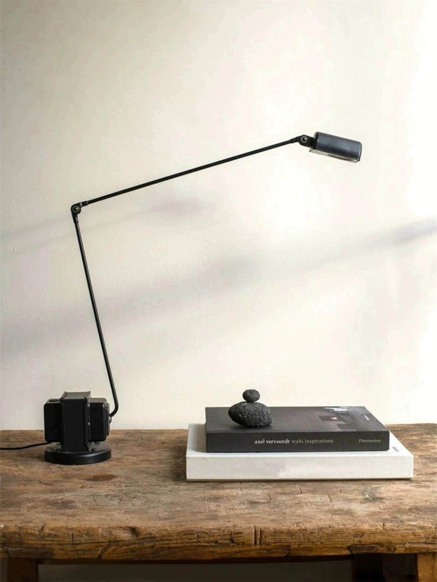 Stolní lampa s otočným difuzérem a nastavitelným ramenem