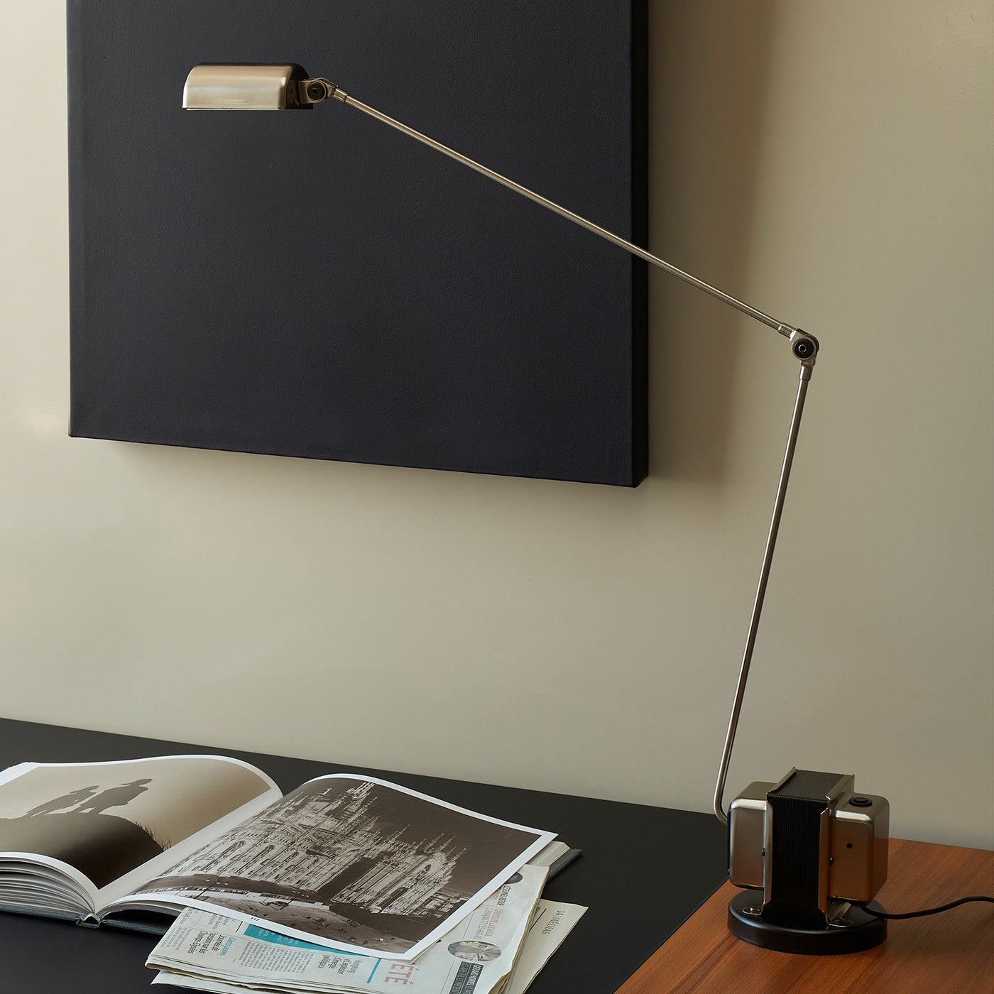 Stolní lampa s otočným difuzérem a nastavitelným ramenem