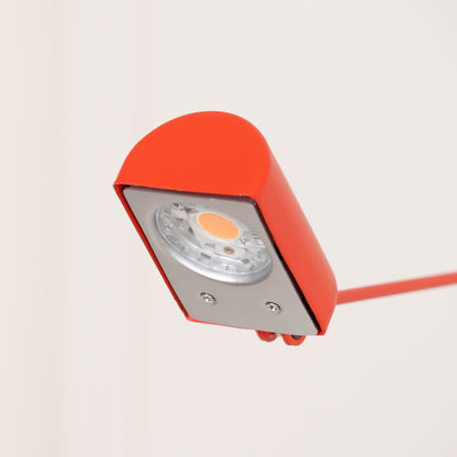 Stolní lampa s otočným difuzérem a nastavitelným ramenem