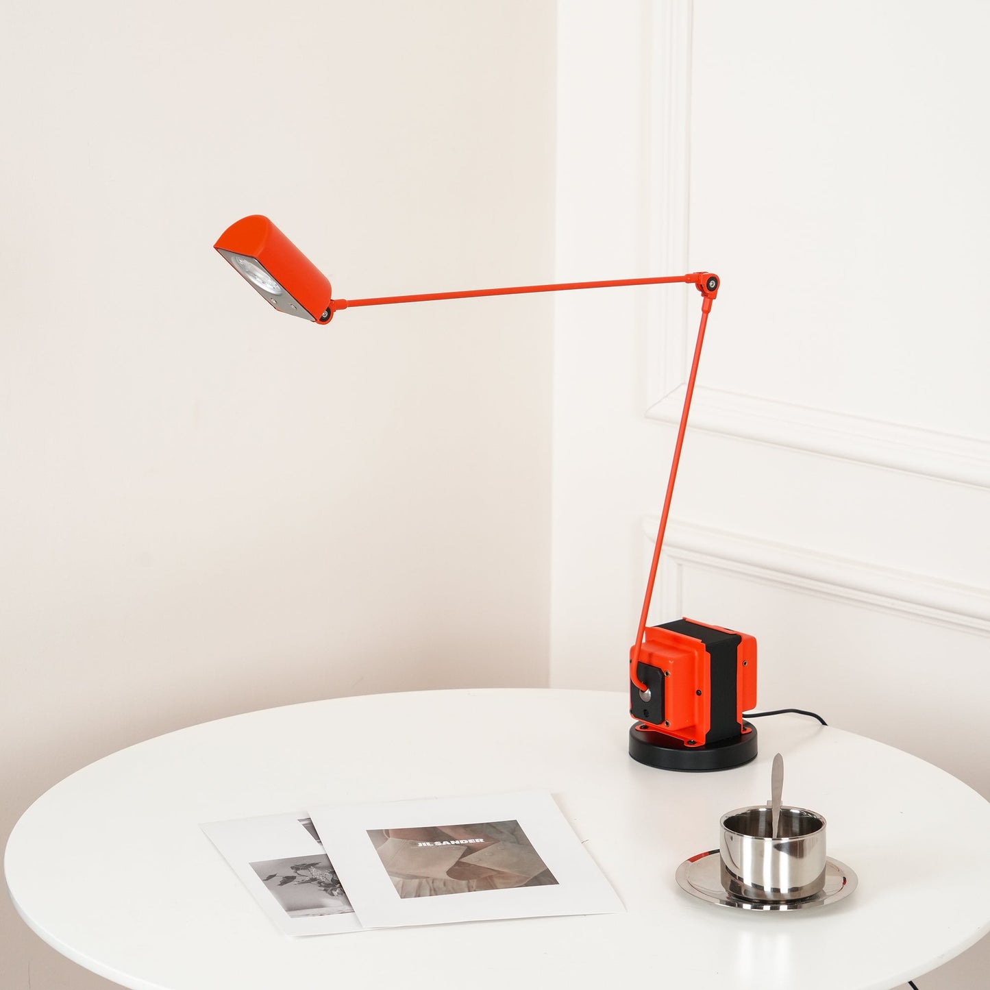 Stolní lampa s otočným difuzérem a nastavitelným ramenem
