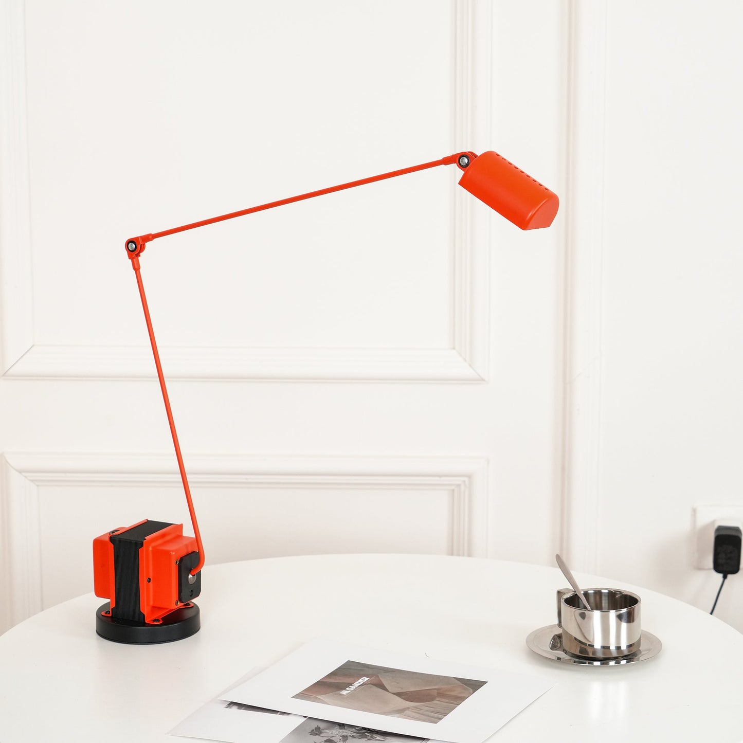 Stolní lampa s otočným difuzérem a nastavitelným ramenem