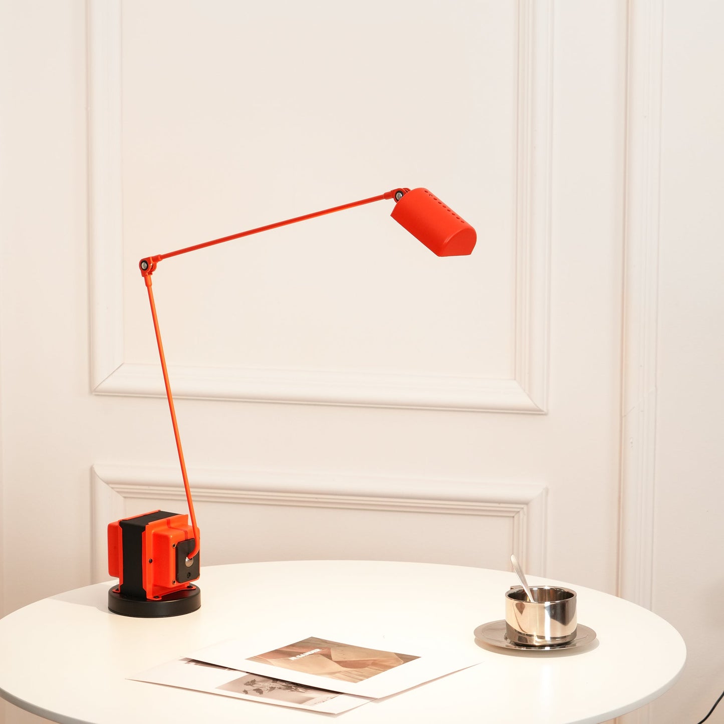 Stolní lampa s otočným difuzérem a nastavitelným ramenem