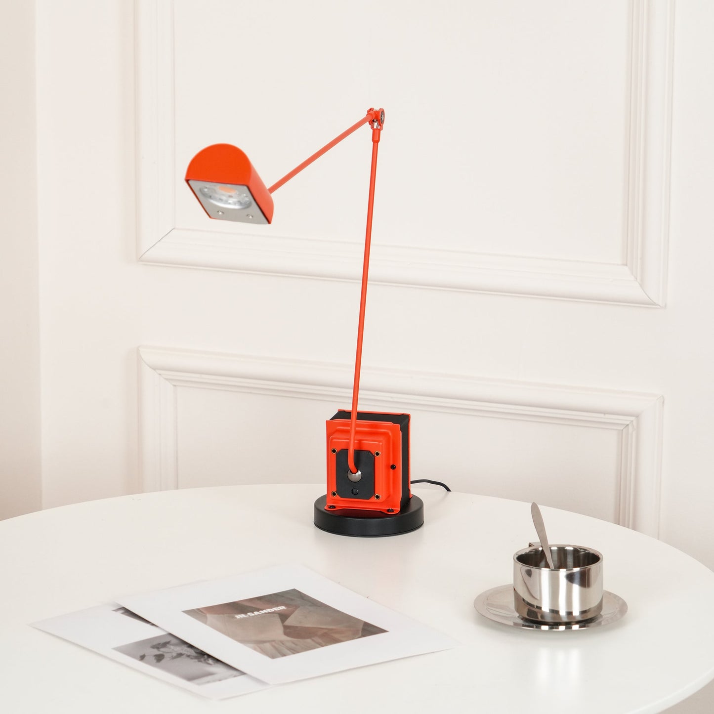 Stolní lampa s otočným difuzérem a nastavitelným ramenem