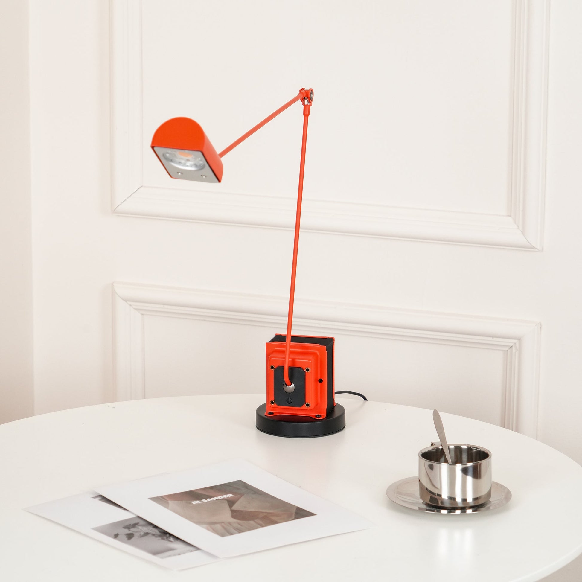 Stolní lampa s otočným difuzérem a nastavitelným ramenem