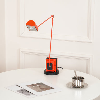 Stolní lampa s otočným difuzérem a nastavitelným ramenem