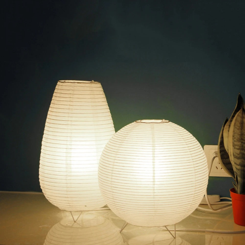 Stolní lampa s papírovým stínidlem a LED světlem