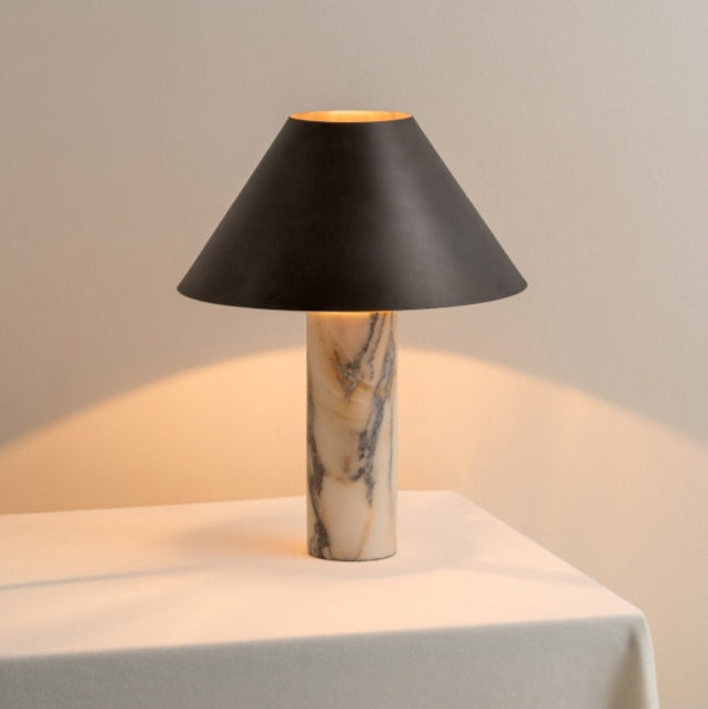 Stolní lampa z leštěného kalcitového mramoru s černým kovovým stínidlem