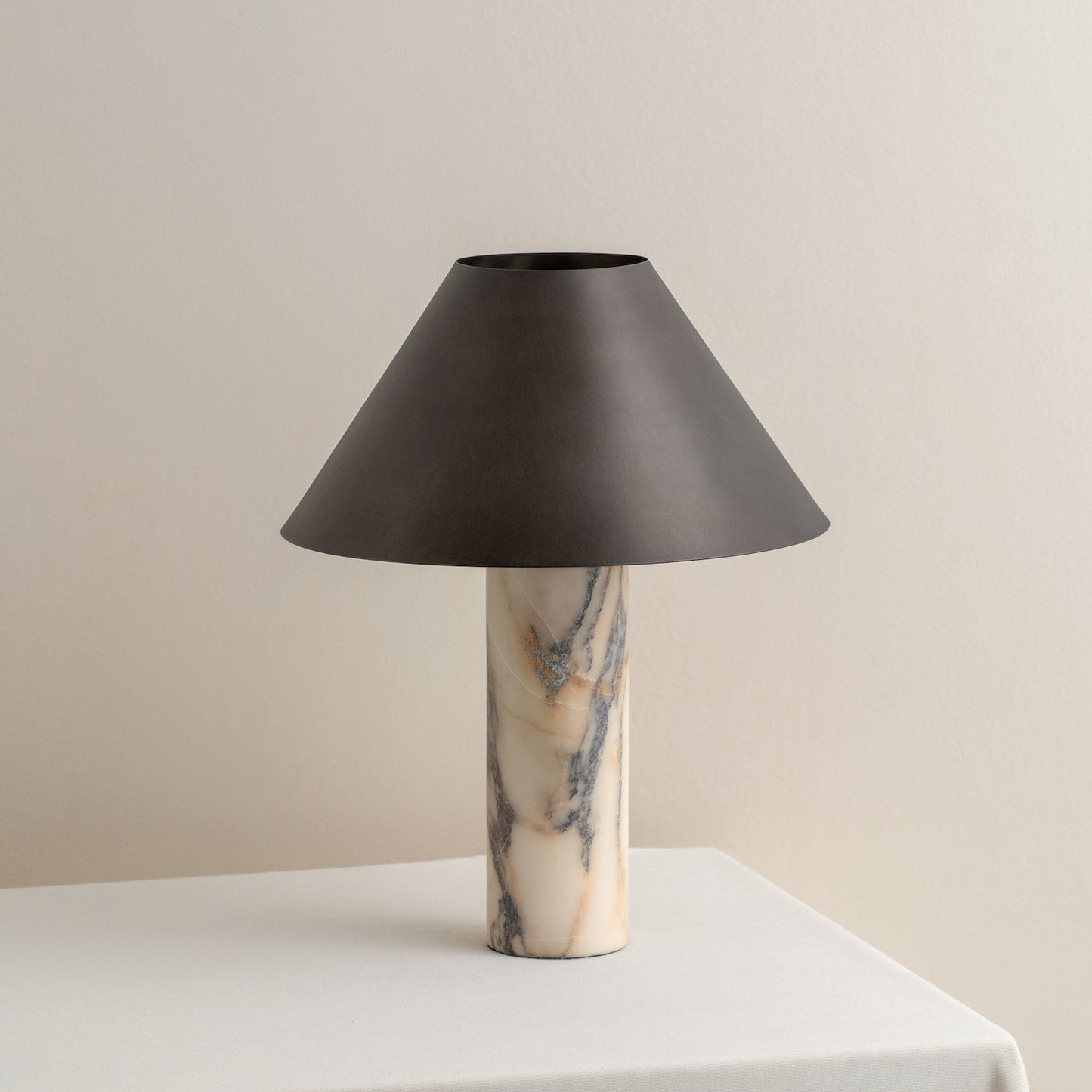 Stolní lampa z leštěného kalcitového mramoru s černým kovovým stínidlem
