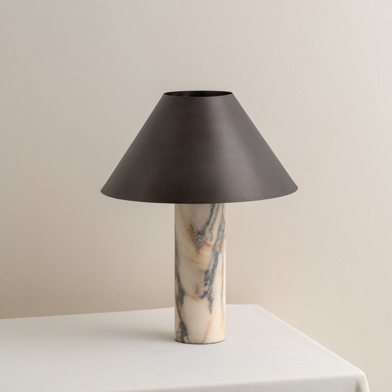 Stolní lampa z leštěného kalcitového mramoru s černým kovovým stínidlem