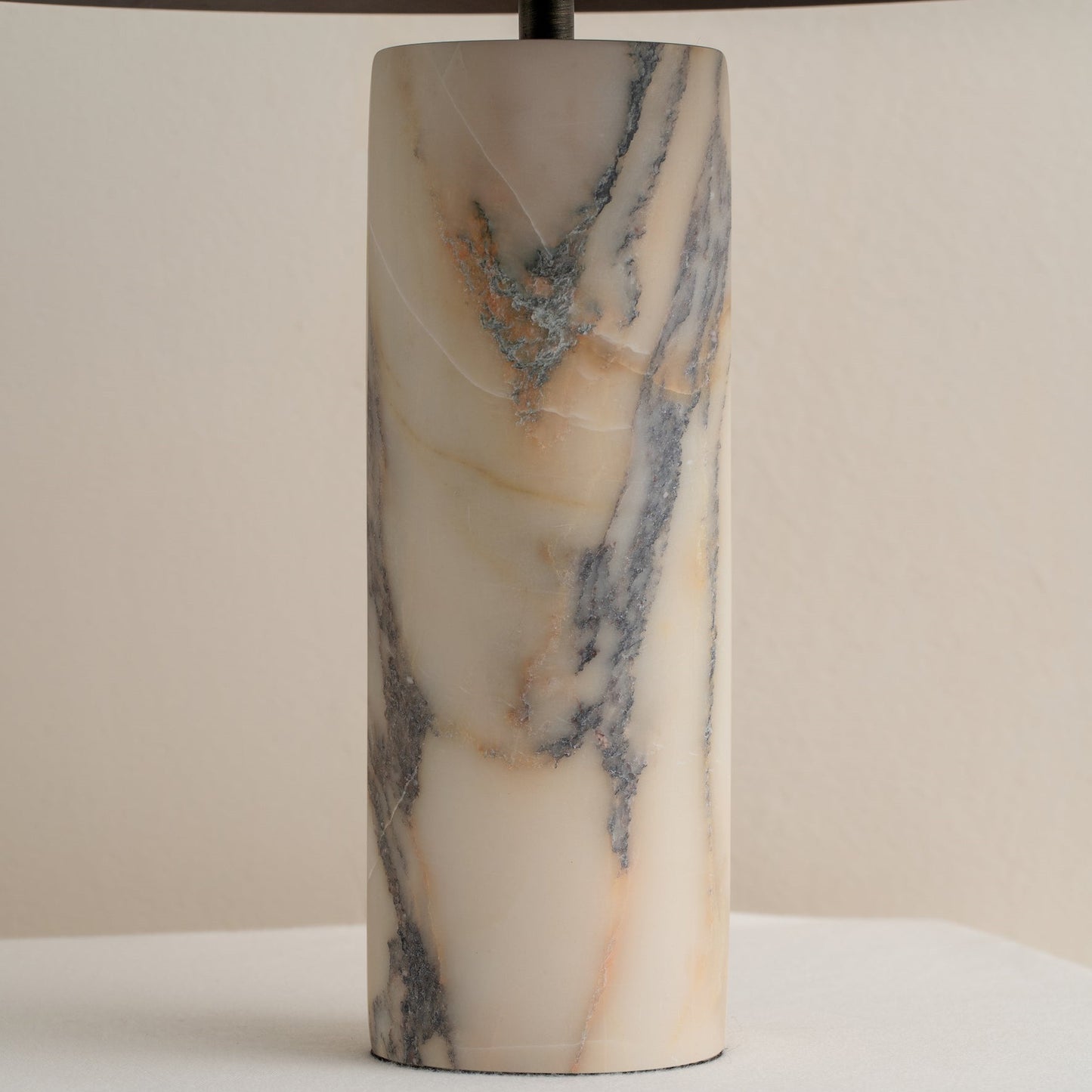 Stolní lampa z leštěného kalcitového mramoru s černým kovovým stínidlem