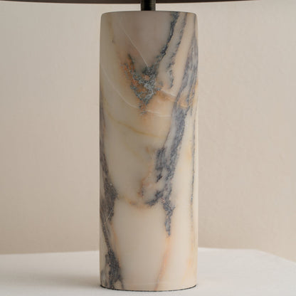 Stolní lampa z leštěného kalcitového mramoru s černým kovovým stínidlem