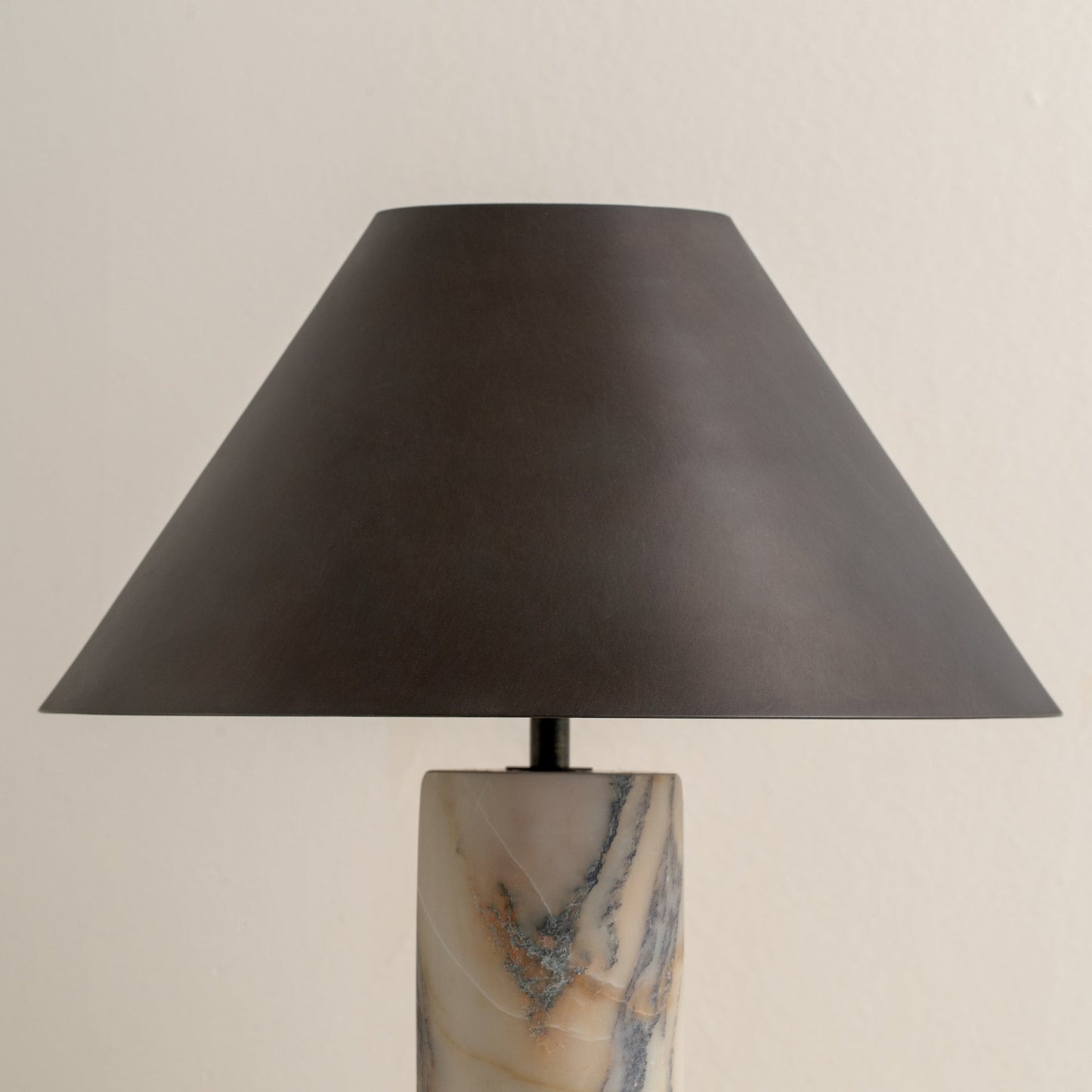 Stolní lampa z leštěného kalcitového mramoru s černým kovovým stínidlem