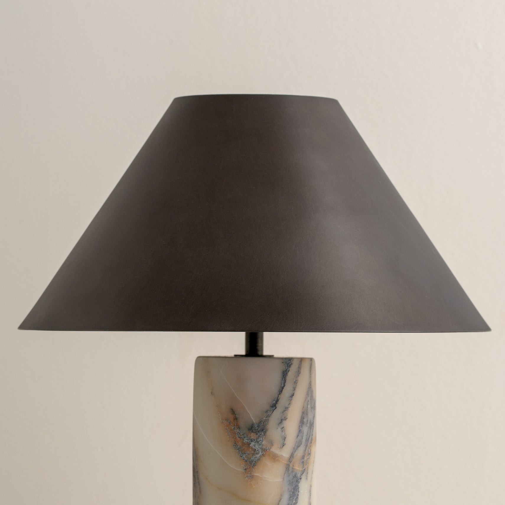 Stolní lampa z leštěného kalcitového mramoru s černým kovovým stínidlem