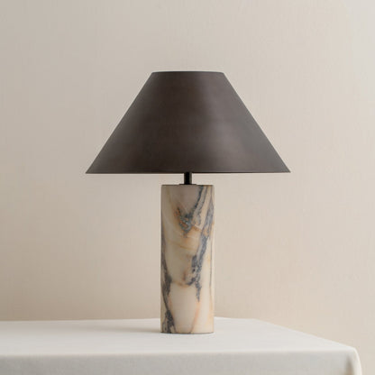 Stolní lampa z leštěného kalcitového mramoru s černým kovovým stínidlem