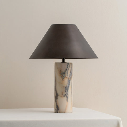 Stolní lampa z leštěného kalcitového mramoru s černým kovovým stínidlem