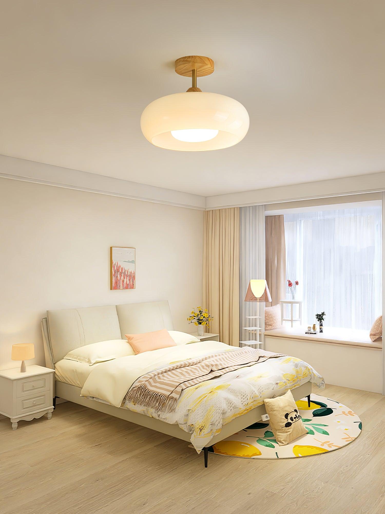 Stropní lampa se skleněným diskem a dřevěnými akcenty