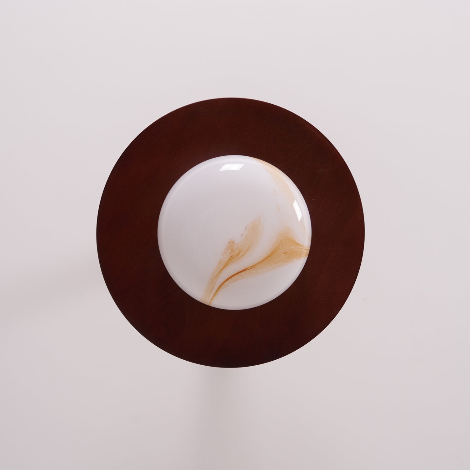 Stropní svítidlo s dřevěným stínidlem a alabastrovým difuzorem