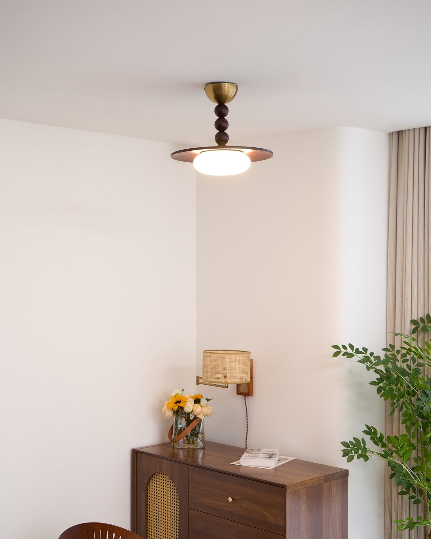 Stropní svítidlo s dřevěným stínidlem a alabastrovým difuzorem