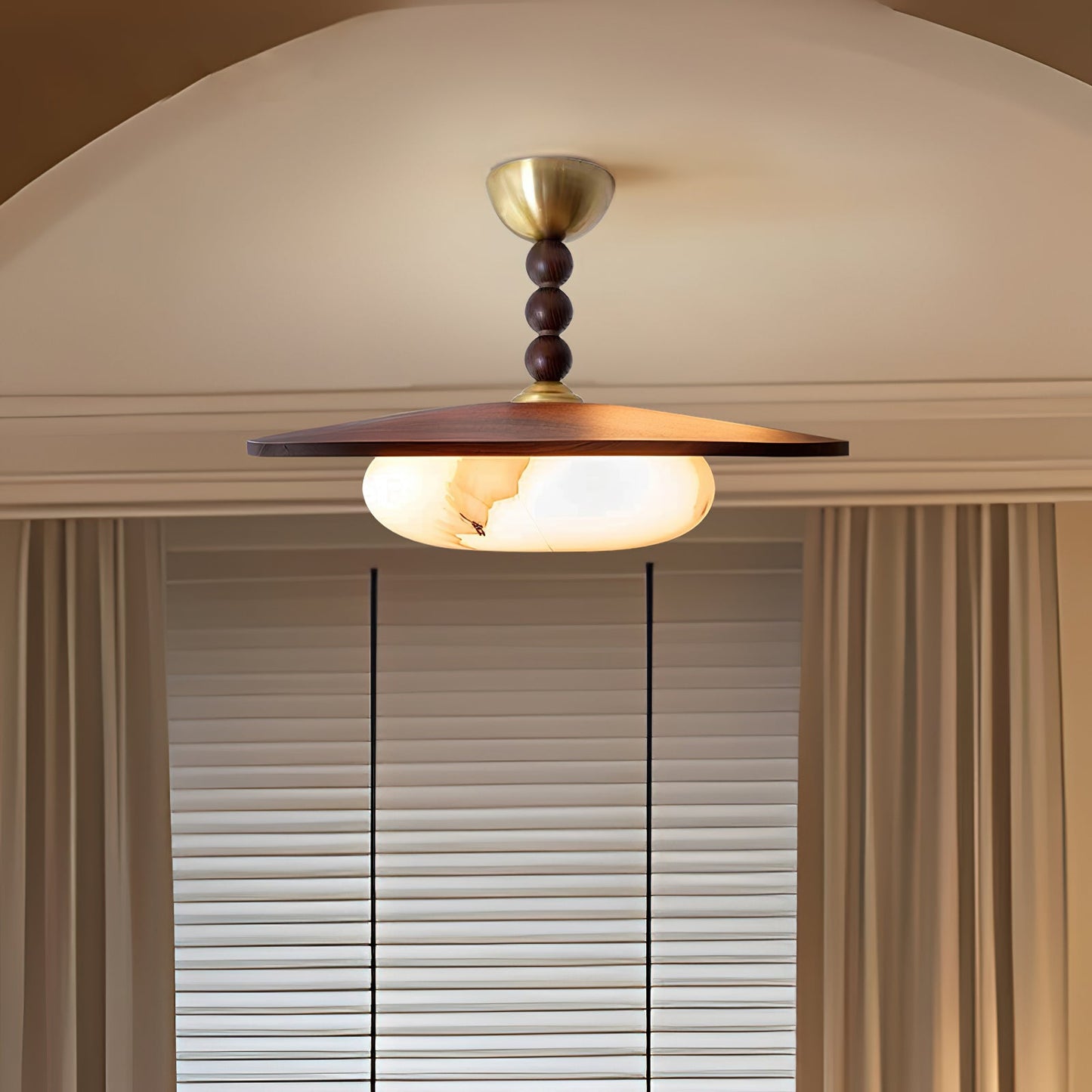 Stropní svítidlo s dřevěným stínidlem a alabastrovým difuzorem