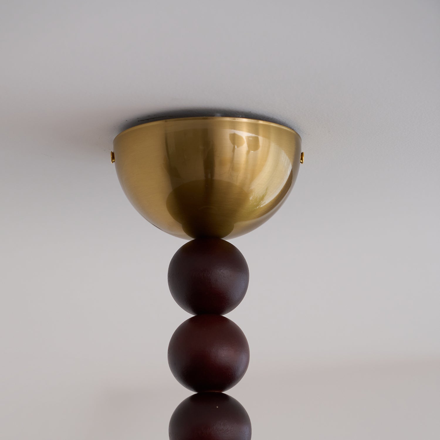 Stropní svítidlo s dřevěným stínidlem a alabastrovým difuzorem