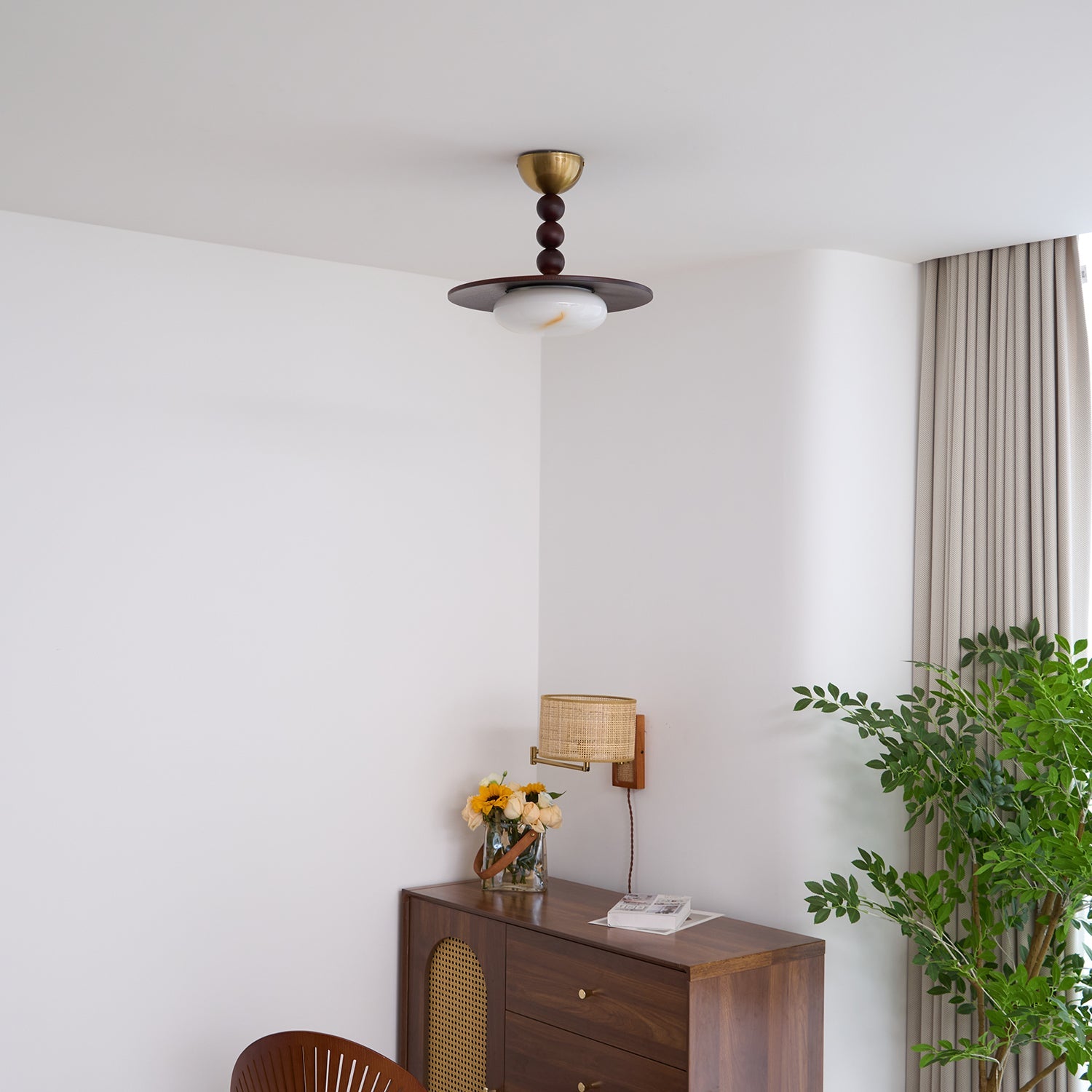 Stropní svítidlo s dřevěným stínidlem a alabastrovým difuzorem