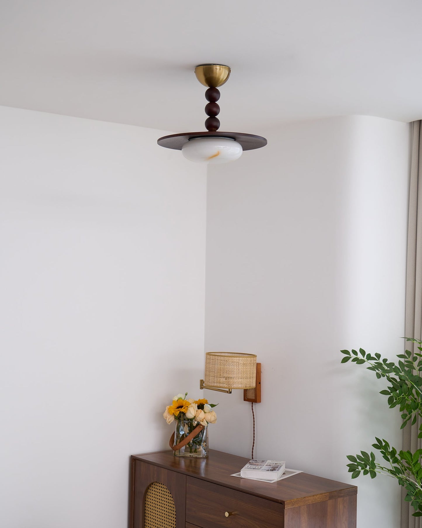 Stropní svítidlo s dřevěným stínidlem a alabastrovým difuzorem