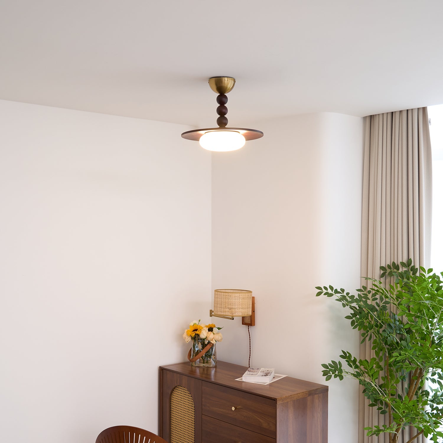 Stropní svítidlo s dřevěným stínidlem a alabastrovým difuzorem