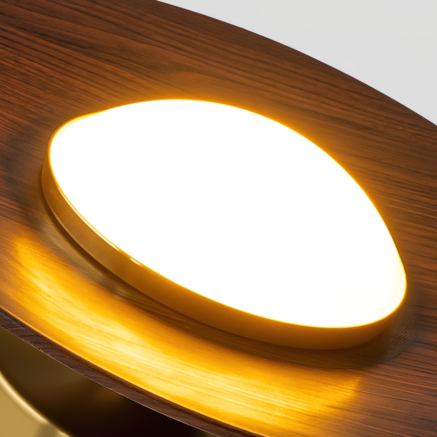 Stropní svítidlo s kovovým rámem a dřevěným akcentem