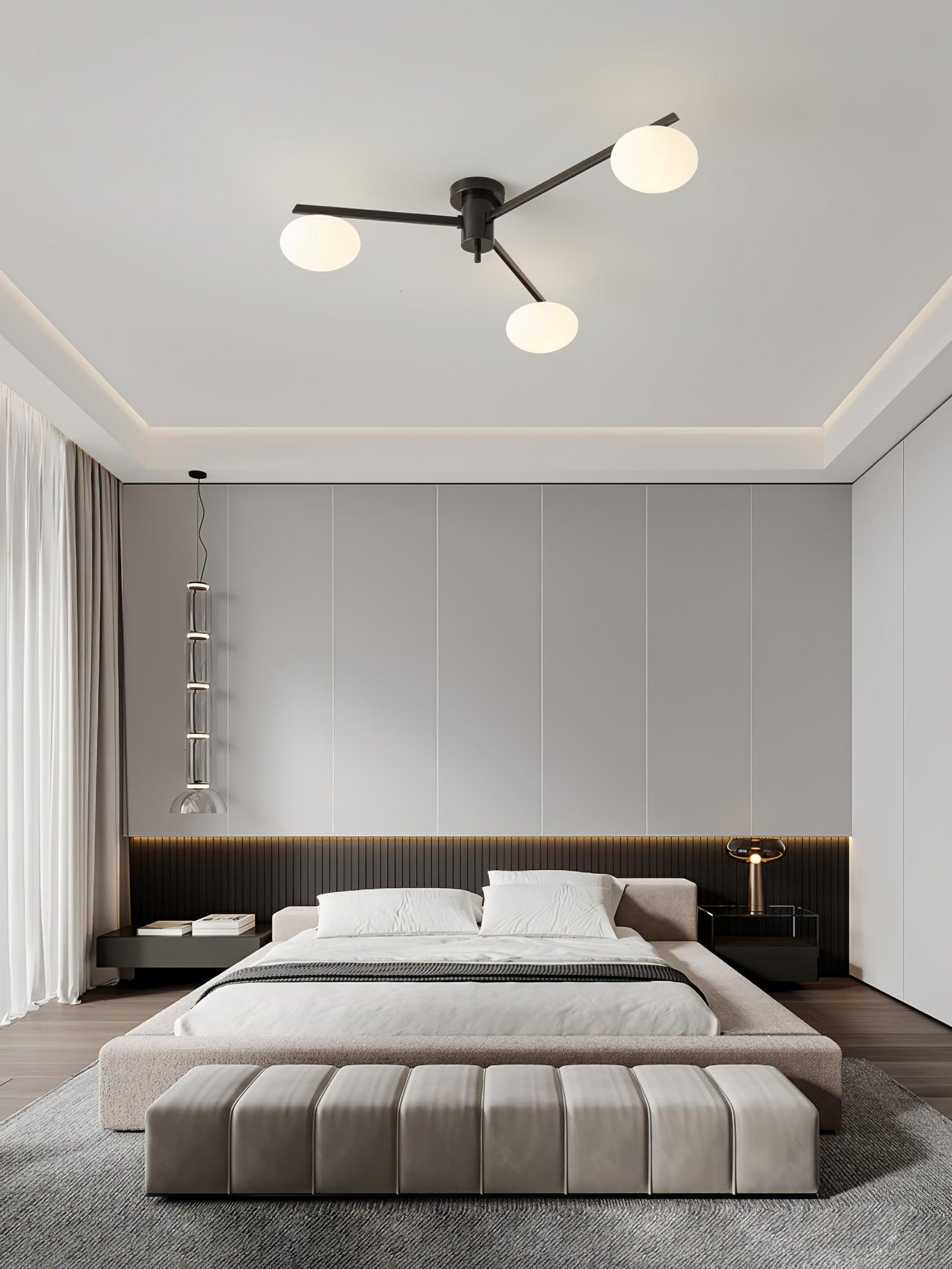 Stropní svítidlo s mosaznými rameny a skleněnými koulemi