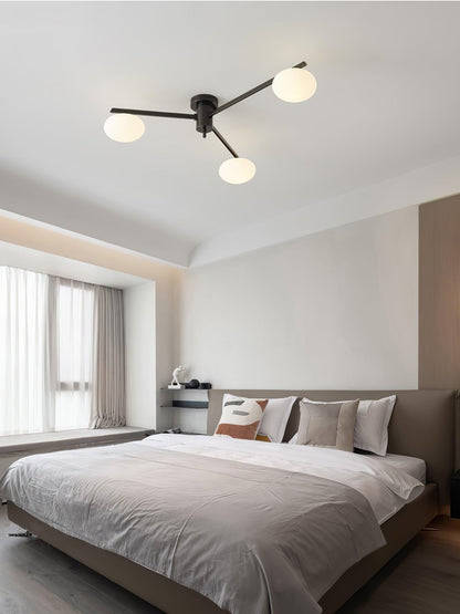 Stropní svítidlo s mosaznými rameny a skleněnými koulemi