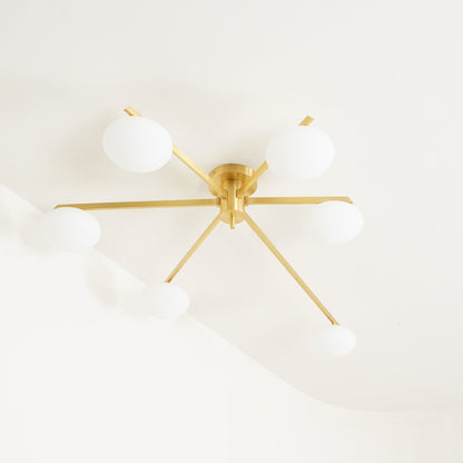 Stropní svítidlo s mosaznými rameny a skleněnými koulemi