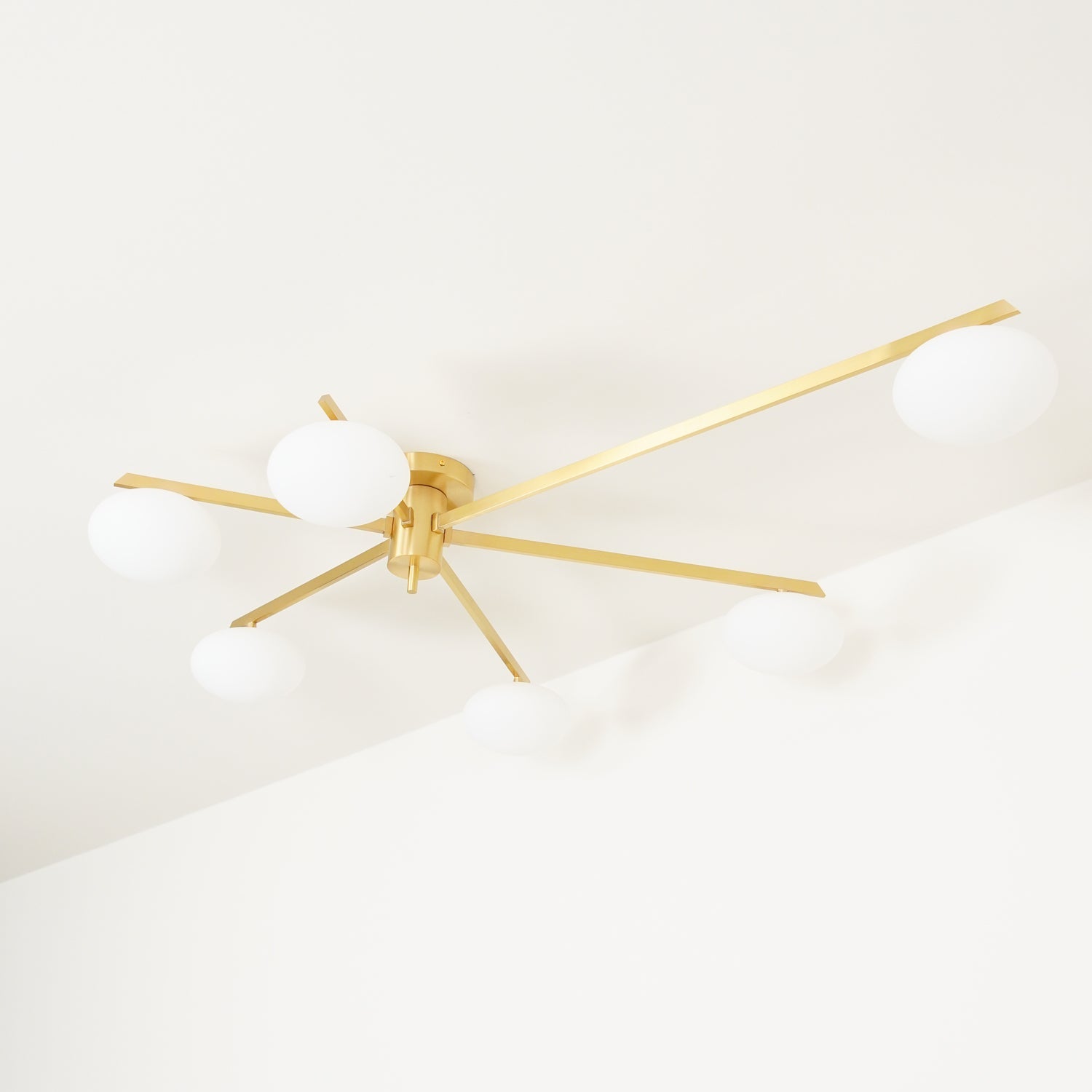 Stropní svítidlo s mosaznými rameny a skleněnými koulemi