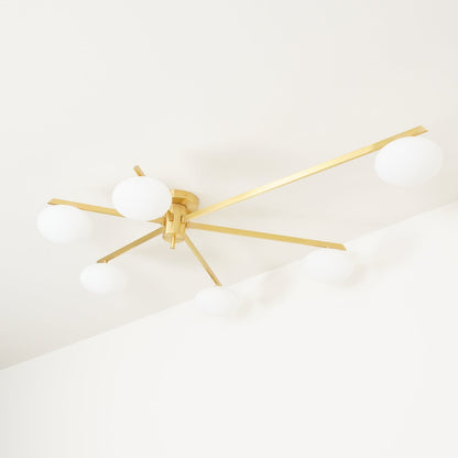 Stropní svítidlo s mosaznými rameny a skleněnými koulemi