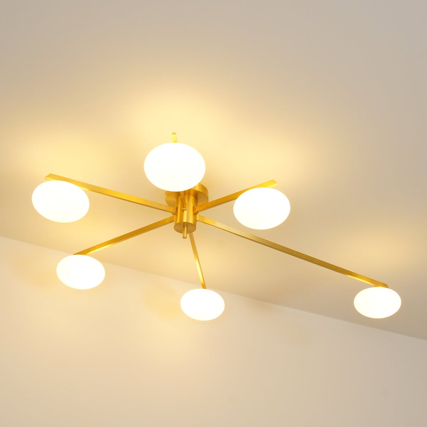 Stropní svítidlo s mosaznými rameny a skleněnými koulemi