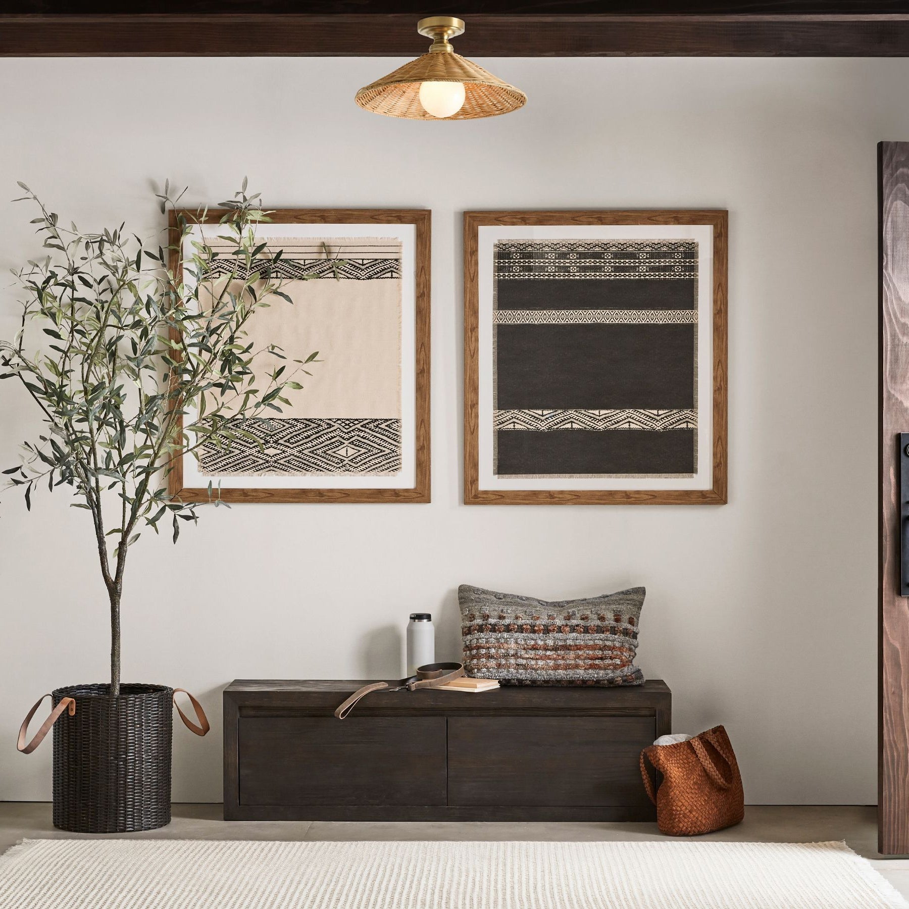 Stropní svítidlo s ratanovým stínidlem a kovovou základnou