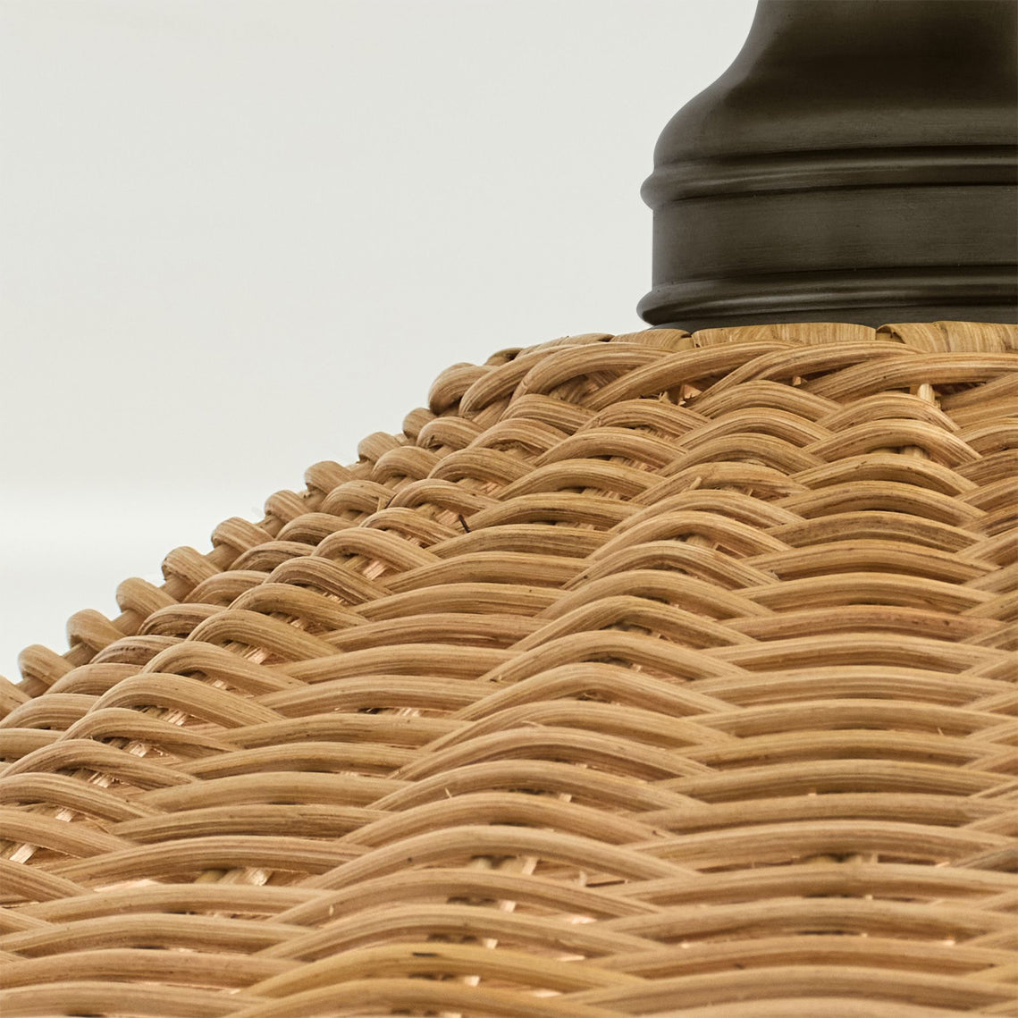 Stropní svítidlo s ratanovým stínidlem a kovovou základnou