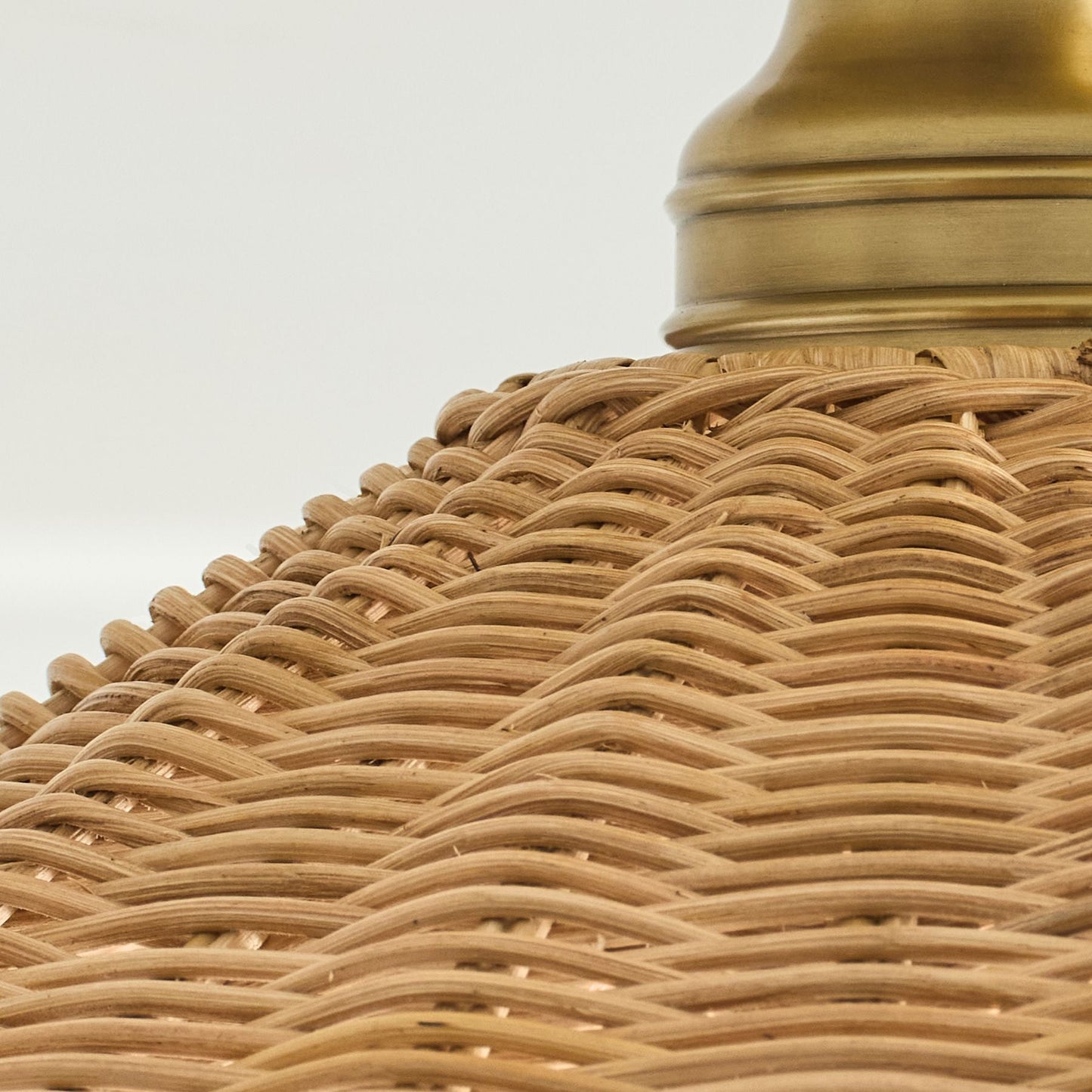 Stropní svítidlo s ratanovým stínidlem a kovovou základnou