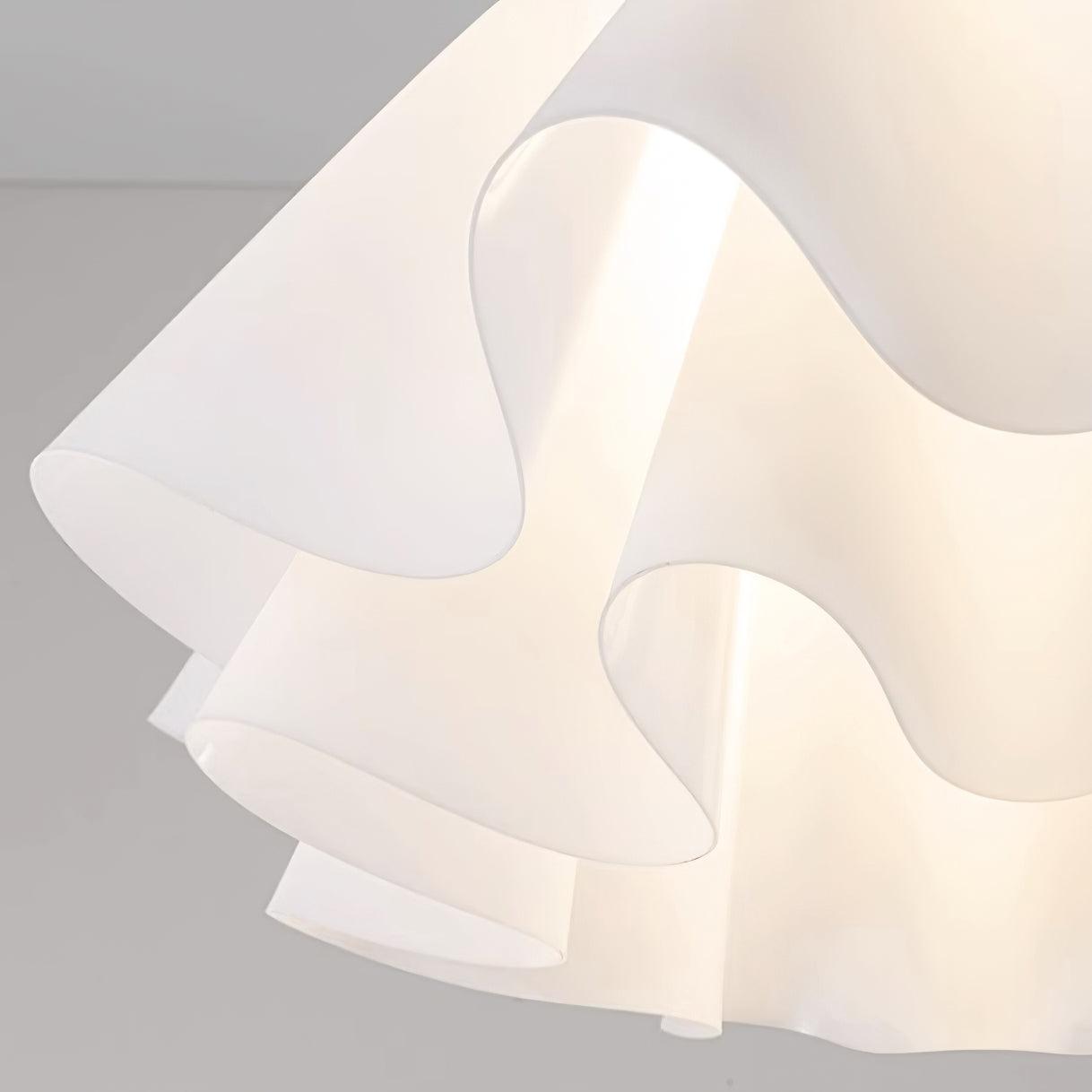 Stropní svítidlo se skládaným stínidlem a mosaznou úpravou