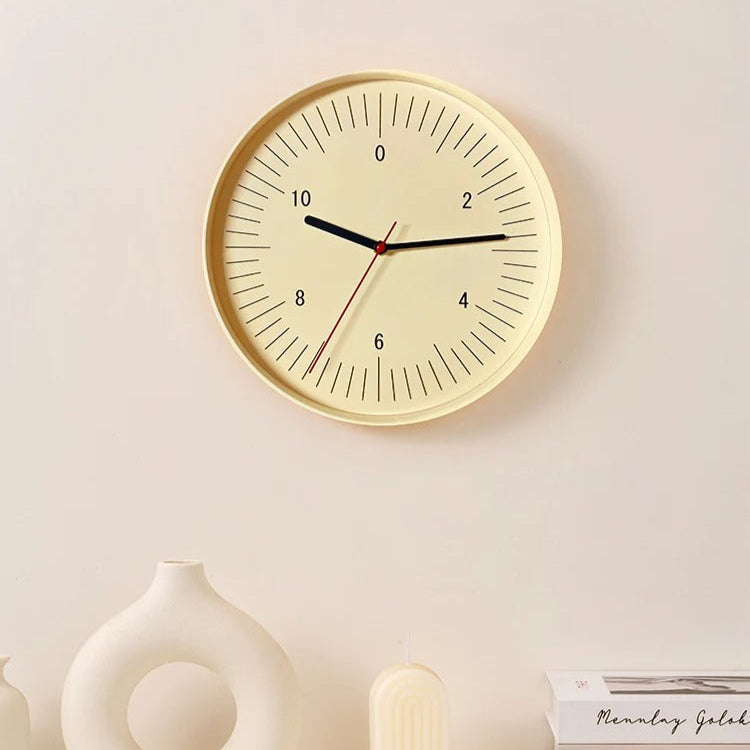 Kulaté minimalistické nástěnné hodiny s barevným pop akcentem, analogový design