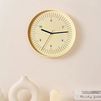 Kulaté minimalistické nástěnné hodiny s barevným pop akcentem, analogový design