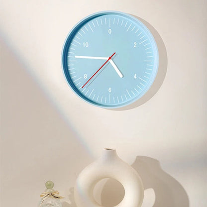 Kulaté minimalistické nástěnné hodiny s barevným pop akcentem, analogový design