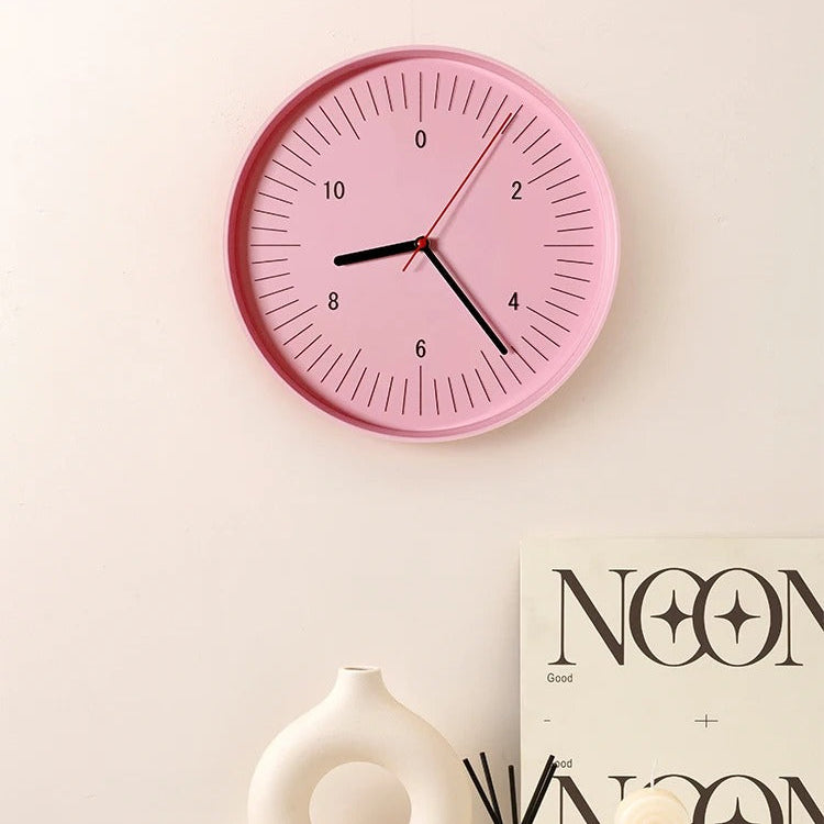 Kulaté minimalistické nástěnné hodiny s barevným pop akcentem, analogový design