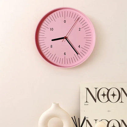 Kulaté minimalistické nástěnné hodiny s barevným pop akcentem, analogový design