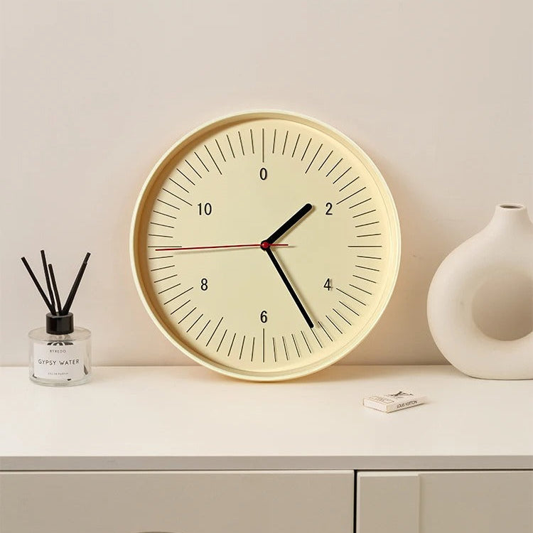 Kulaté minimalistické nástěnné hodiny s barevným pop akcentem, analogový design