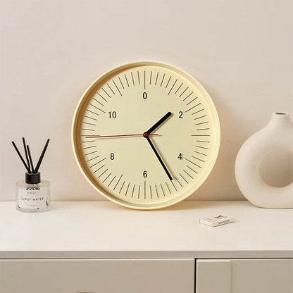 Kulaté minimalistické nástěnné hodiny s barevným pop akcentem, analogový design