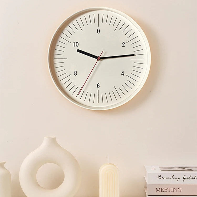 Kulaté minimalistické nástěnné hodiny s barevným pop akcentem, analogový design