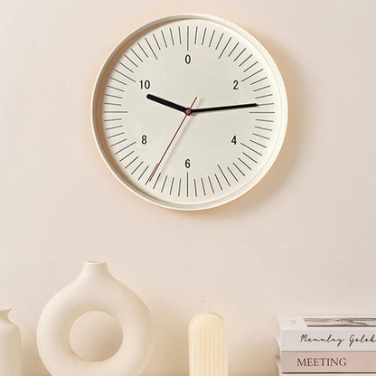 Kulaté minimalistické nástěnné hodiny s barevným pop akcentem, analogový design