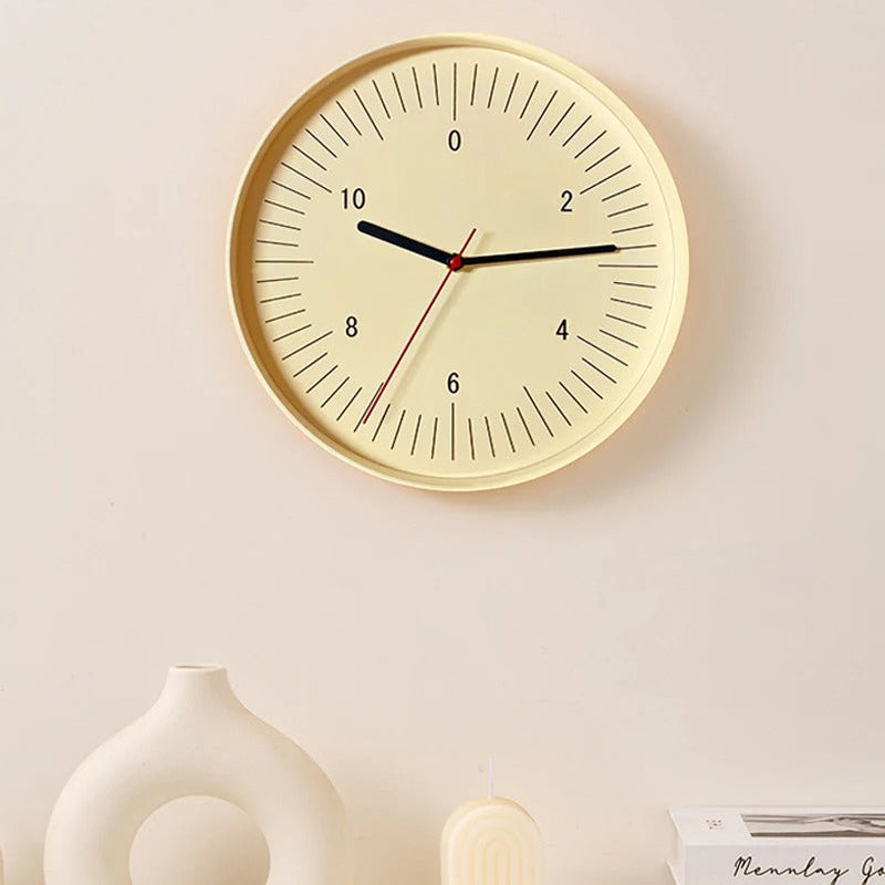Kulaté minimalistické nástěnné hodiny s barevným pop akcentem, analogový design