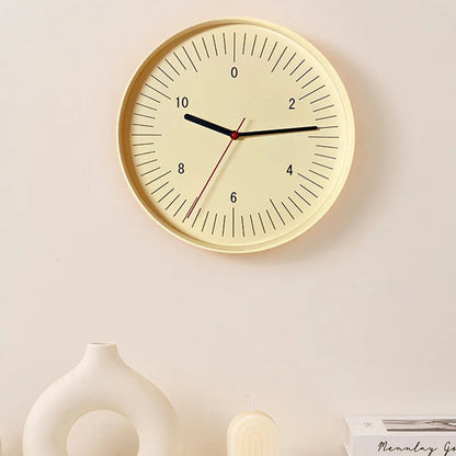 Kulaté minimalistické nástěnné hodiny s barevným pop akcentem, analogový design